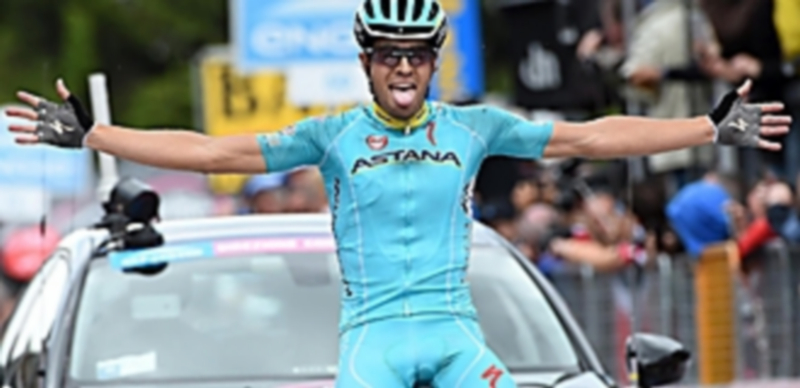 Mikel Landa celebra el triunfo en la cima de Aprica
