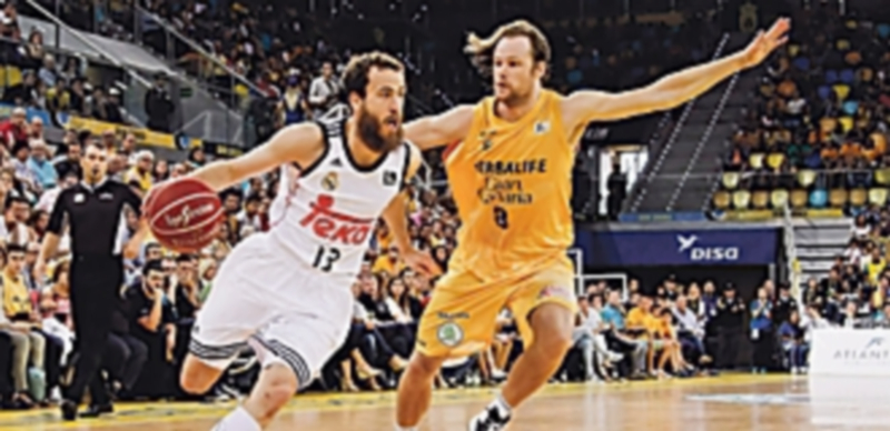 Sergio Rodríguez avanza con el balón ante la defensa de Brad Newley. / EFE