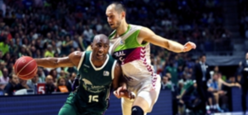 El base cajista Jayson Granger intenta superar la defensa de Kim Tillie. / EFE