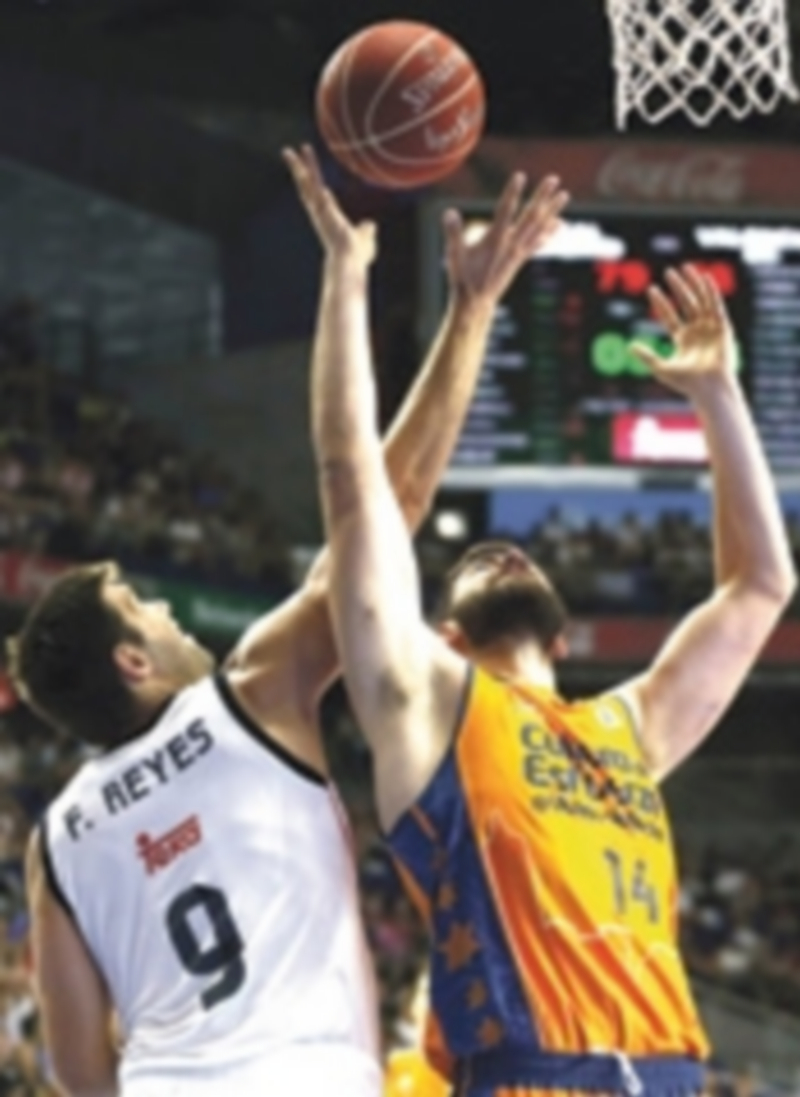 El madridista Felipe Reyes y Bojan Dubljevic pugnan por un balón. / EFE