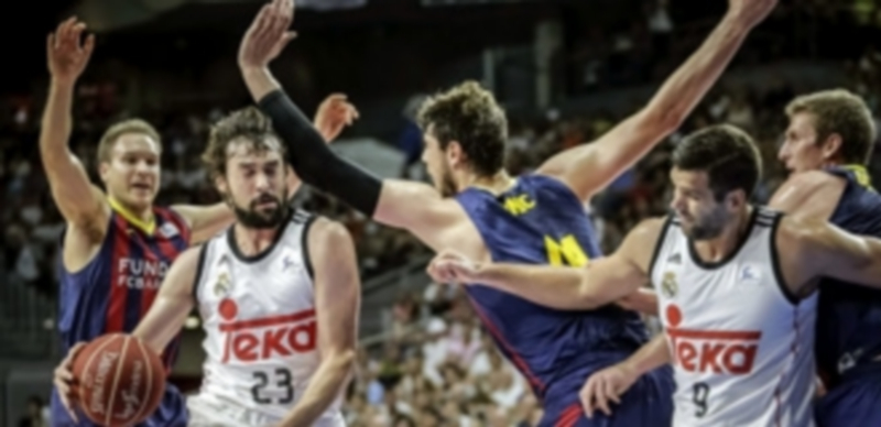 Sergio Llull (con el balón) lideró al Real Madrid con un espectacular primer cuarto que permitió al conjunto blanco lograr una holgada renta que no perdería. / EFE
