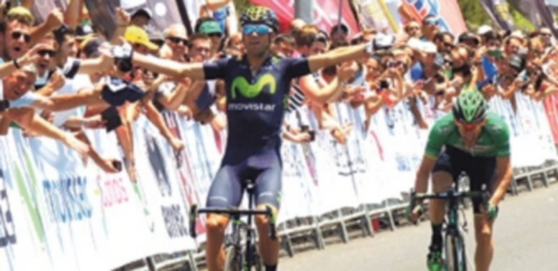 Alejandro Valverde levanta los brazos tras superar a Carlos Barbero al sprint. / EFE