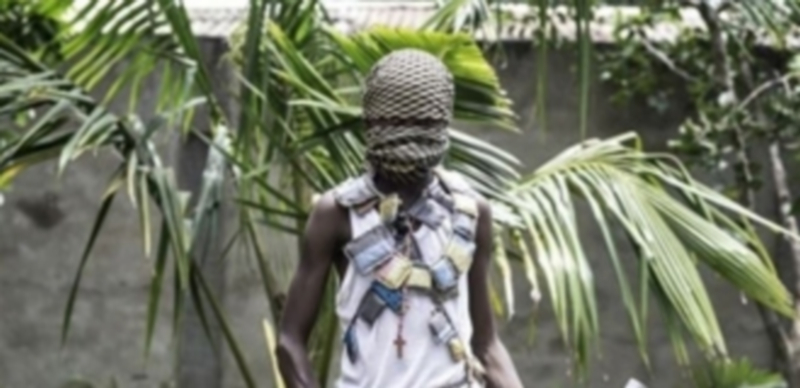 Las organizaciones aseguran que al menos 51 grupos armados del mundo siguen reclutando niños y niñas para adoctrinarles de cara a los combates bélicos. / EP.