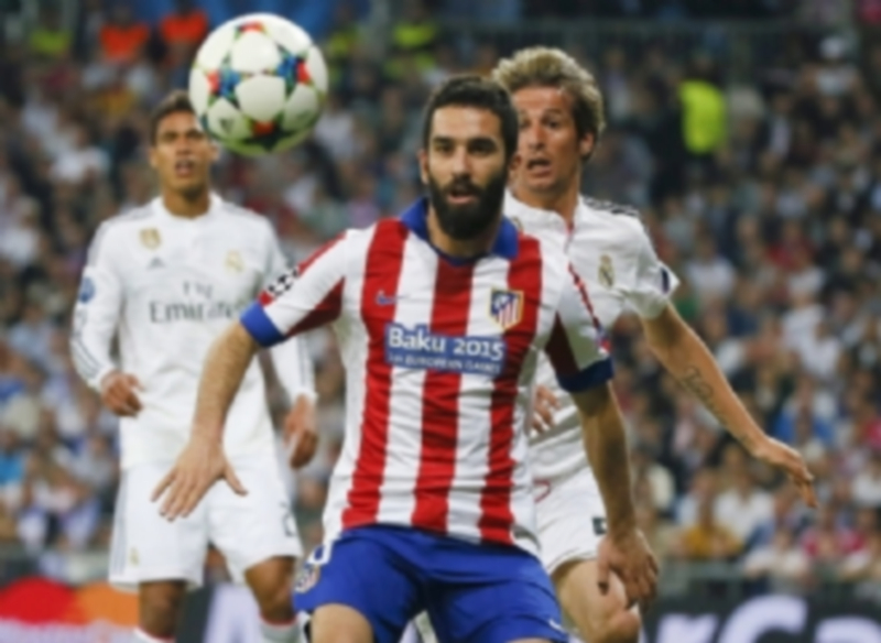 Arda Turan durante un partido de la pasada temporada ante el Real Madrid. / EFE