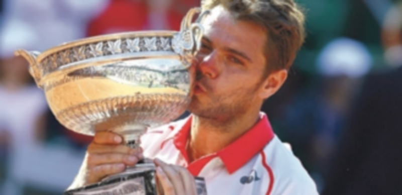 El suizo Stan Wawrinka besa el trofeo tras derrotar a Novak Djokovic. / EFE