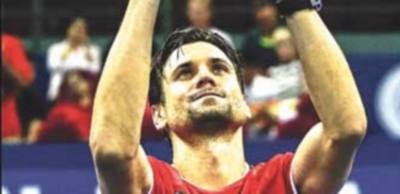 David Ferrer alza el trofeo tras imponerse a Feliciano López en Kuala Lumpur. / EFE