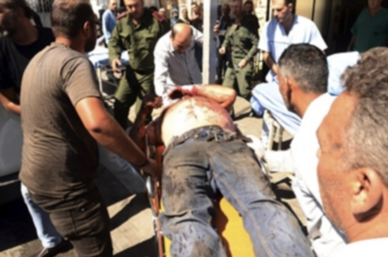 La imagen muestra a varias personas que trasladan a un hombre herido en un hospital de Alepo. / e.p.