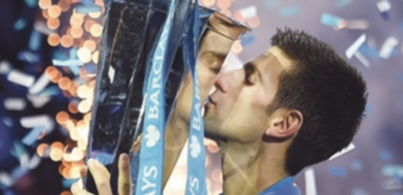 Djokovic besa la Copa de Maestros tras derrotar ayer en la final a Federer. / EFE