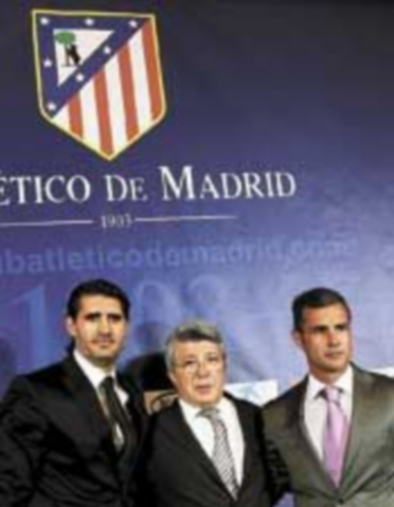 El presidente Enrique Cerezo (c) posa con sus nuevos fichajes