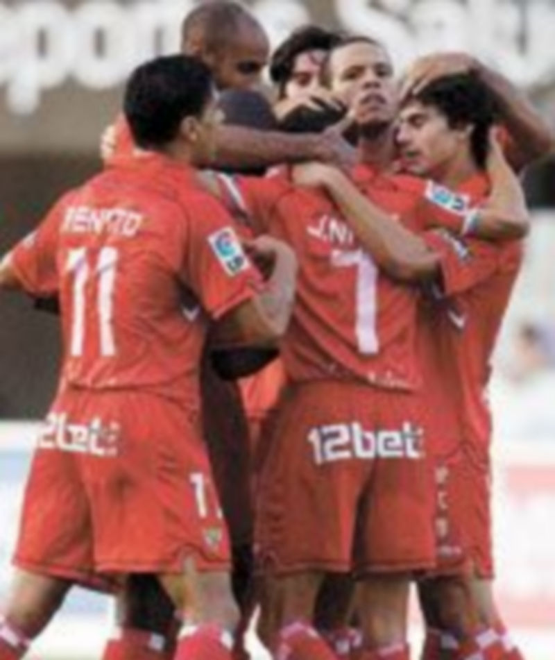 Los jugadores del Sevilla celebran el primer gol del partido