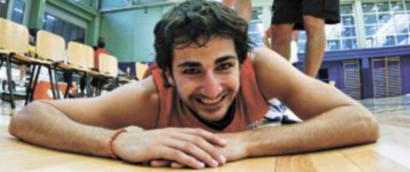 Rubio recibe la atención del masajista durante el entrenamiento realizado ayer en Madrid. / Efe