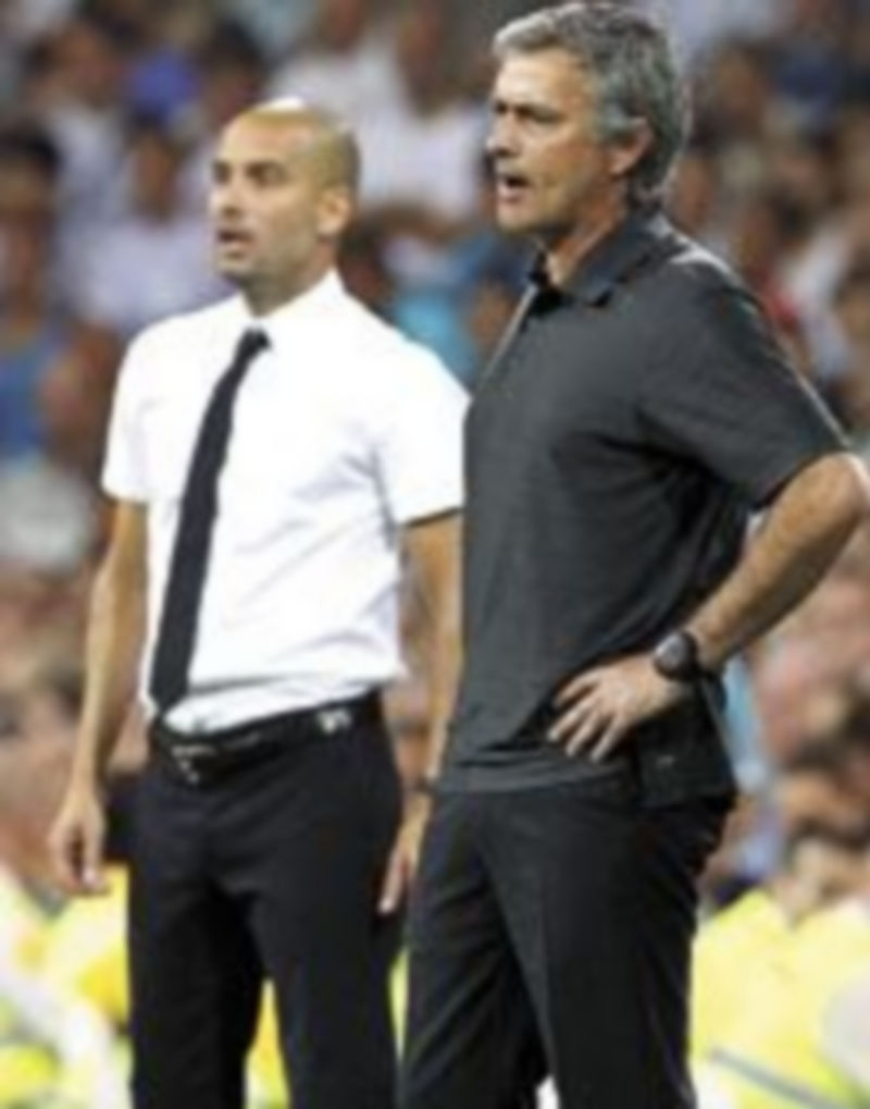 Guardiola y Mourinho también ofrecieron espectáculo en los banquillos. /Efe