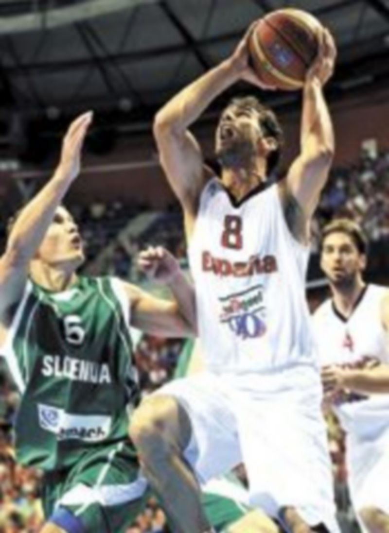 José Manuel Calderón intenta encestar ante la defensa eslovena. / J. Zapata (Efe)