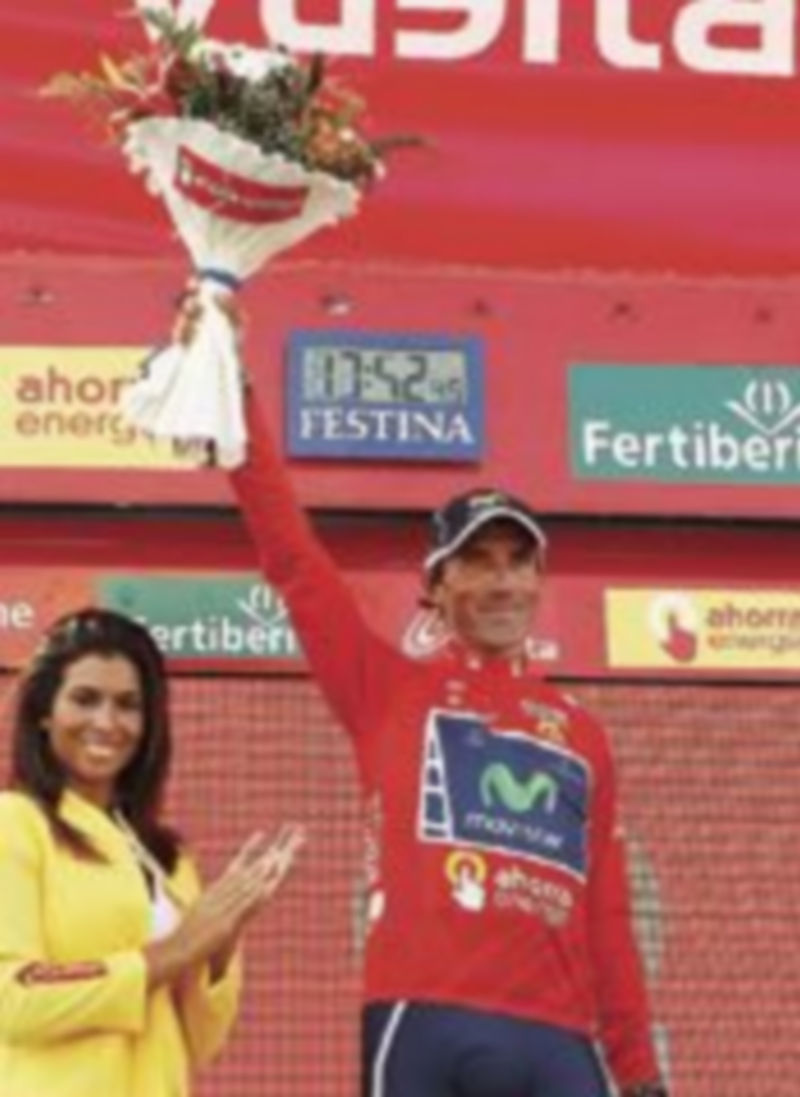 El corredor madrileño mostró su alegría en el podio tras acabar la etapa. / José Manuel Vidal (EFE)