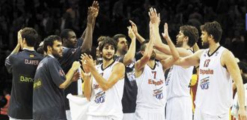 El combinado nacional se felicita y agradece al público su apoyo tras superar a Macedonia en la semifinales del Eurobasket de Lituania. / VALDA KALNINA (EFE)