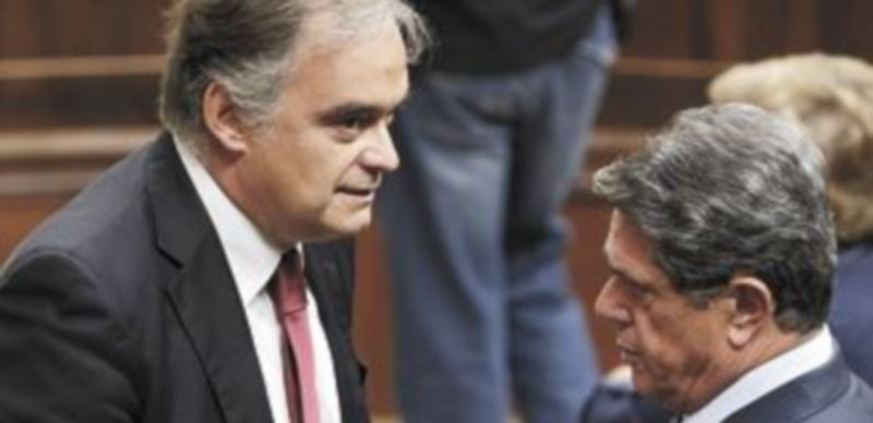 Los ‘populares’ Esteban González Pons y Federico Trillo conversan en el Pleno del Congreso celebrado ayer. / EFE