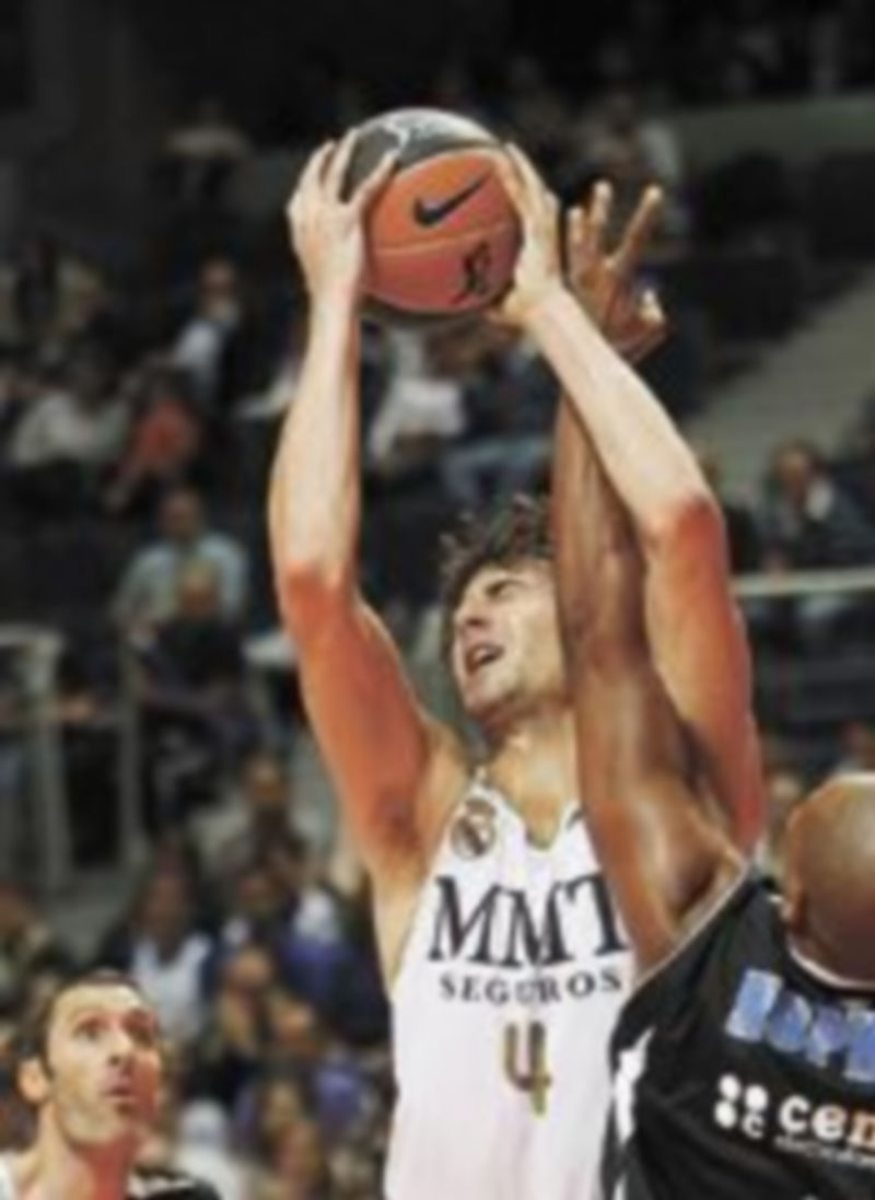 Tomic (i) defiende un balón ante Hopkins. / Efe.