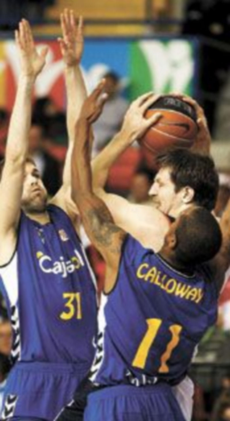 Miso y Calloway intentan taponar el tiro de Golubovic. / Efe