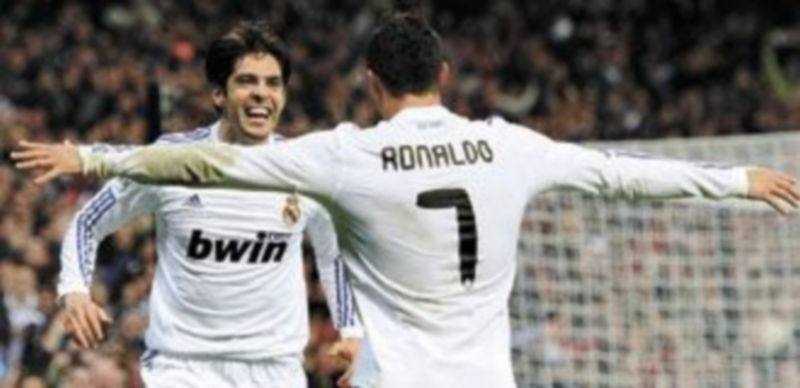 El centrocampista brasileño reveló que José Mourinho le pidió que siguiera en el equipo blanco. / Efe