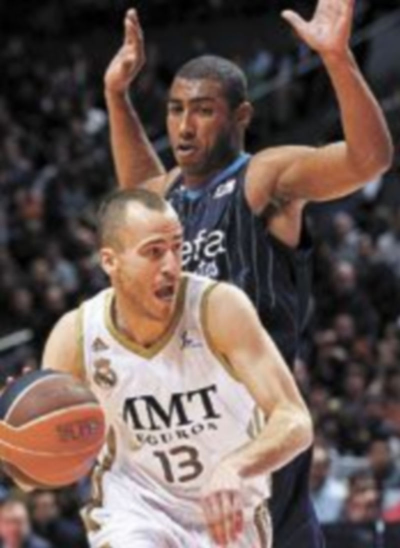 Sergio Rodríguez protege el balón ante Granger. /Efe