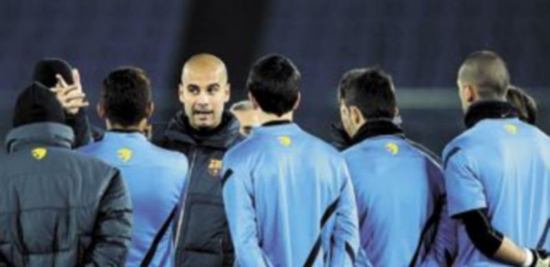 Un nuevo reto azulgrana 10 Pep Guardiola dialoga con sus jugadores en la última sesión antes de su debut. / Efe.