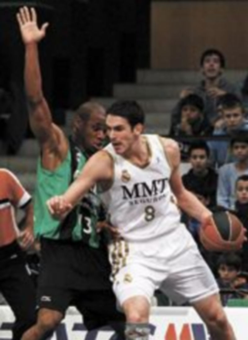 Obasohan (i) intenta frenar al alero del Madrid Carlos Suárez. / Efe.