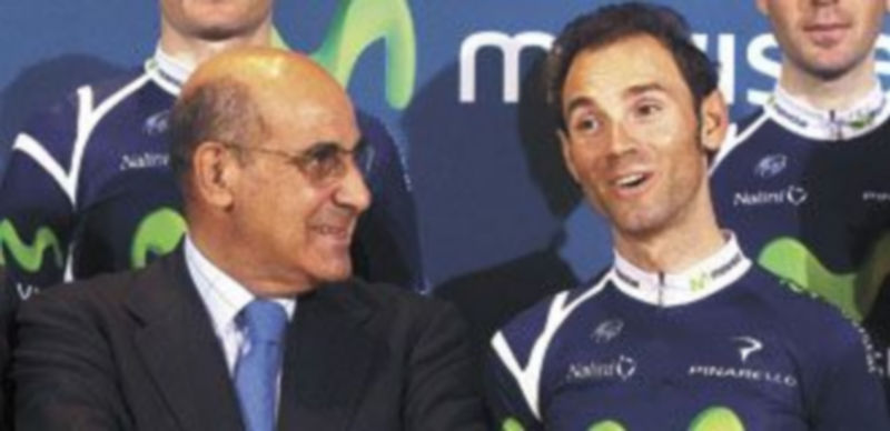 El directivo de Telefónica Luis Abril charla con el corredor murciano durante la presentación del equipo Movistar. / Reuters