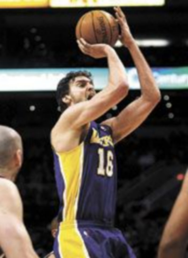 Los 17 puntos de Pau Gasol no sirvieron para ganar el duelo. / Reuters