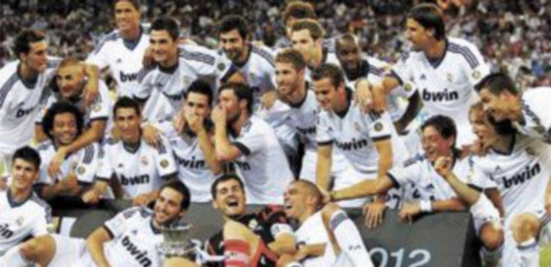 Los jugadores del conjunto blanco posan con el trofeo conquistado en el Santiago Bernabéu. / Juan Medina (Reuters)