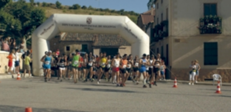 La salida de la II edición de la carrera pedestre La Pirona desde la plaza Mayor de Torreiglesias. / El Adelantado