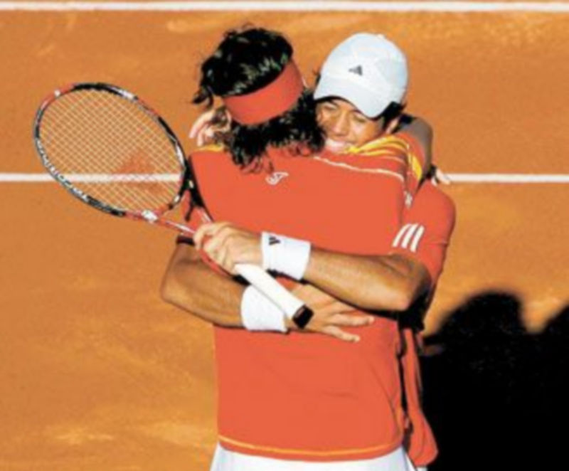 Fernando Verdasco (d) y Feliciano López celebran el triunfo sobre los alemanes. / EFE
