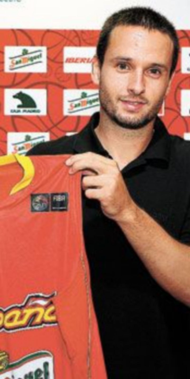 El catalán posó con la elástica nacional antes de la rueda de prensa. / EFE