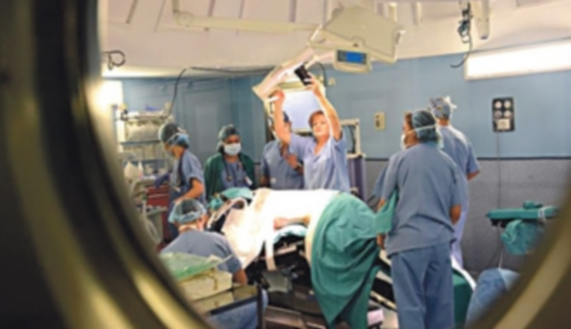Las donaciones de órganos suben en la región en el primer semestre 1 Varios profesionales sanitarios se preparan en un quirófano para realizar un trasplante. / E.P.