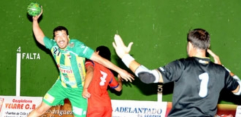 Andrés Alonso intenta el lanzamiento sobre la portería de Jorge Martínez durante el partido de ida que jugó el Viveros Herol Nava ante el Covadonga. /  AMADOR MARUGÁN