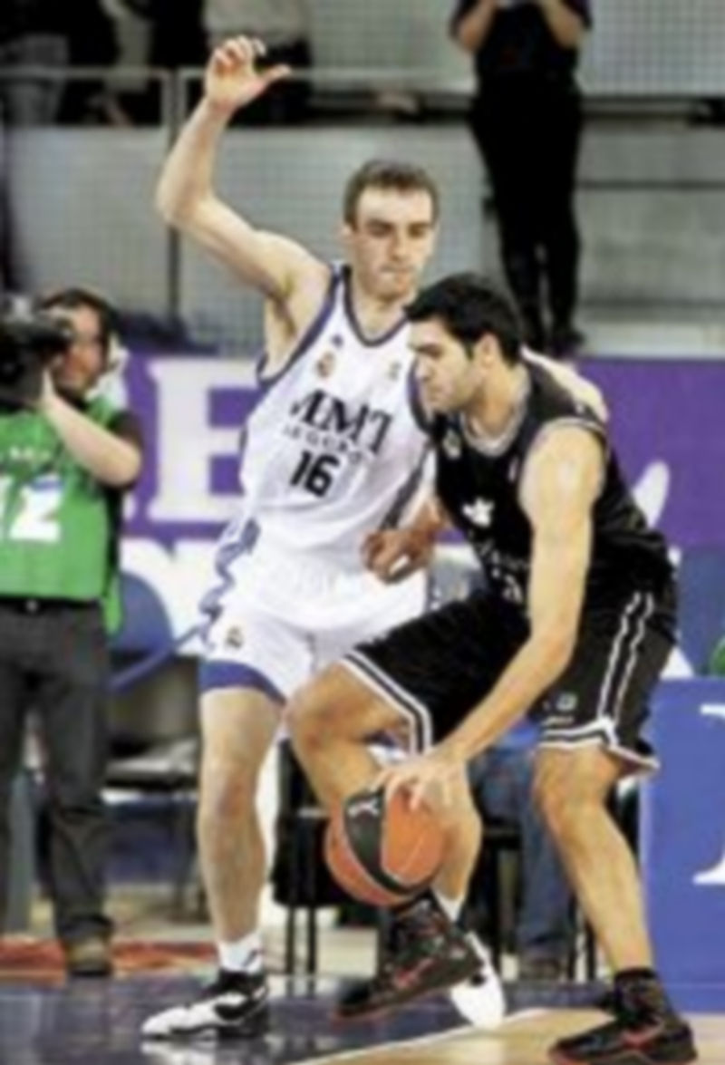 Mavroeidis (d) protege el balón ante el pívot madridista Mirza Begic. / EFE