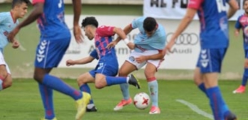 Luz en pleno apagón 1 El atacante de la Gimnástica Segoviana Fernán Ferreiroa intenta marcharse de la presión de un rival del Celta de Vigo B. / kamarero