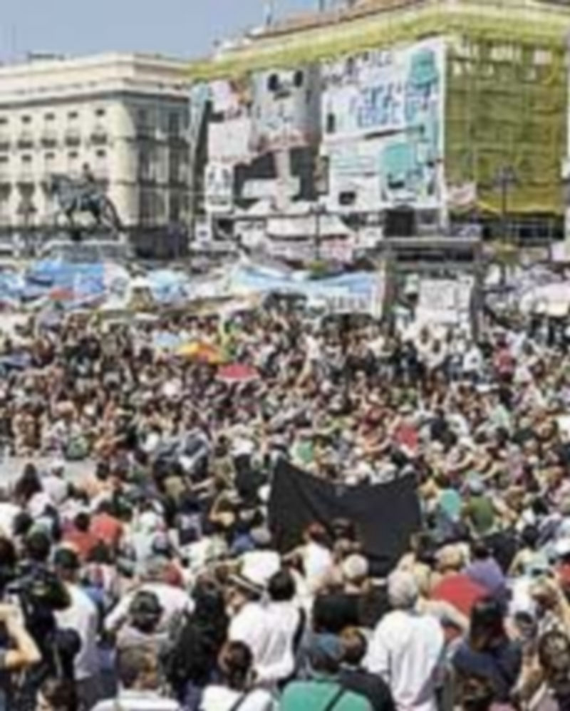 Muchas personas siguen en Sol.