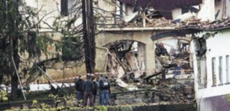 Imagen de parte de los destrozos ocasionados en el cuartel de la Guardia Civil de Legutiano tras el atentado de ETA. / Efe