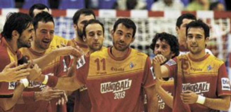 Sarmiento es felicitado por sus compañeros tras el duelo ante Eslovenia. / Reuters