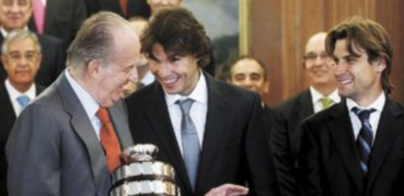 Rafa Nadal y David Ferrer entregaron al Rey Don Juan Carlos una réplica de la Copa Davis conquistada el pasado mes de diciembre. / Reuters.