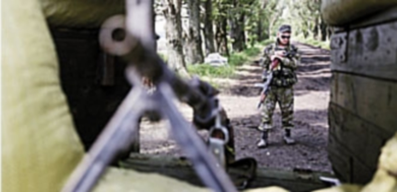 Un miliciano vigila una barricada.