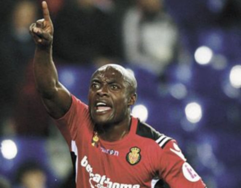 El Mallorca remonta frente al Espanyol tras el descanso 1 Pierre Webó fue un incordio constante para la zaga ‘perica’. / albert gea (reuters)