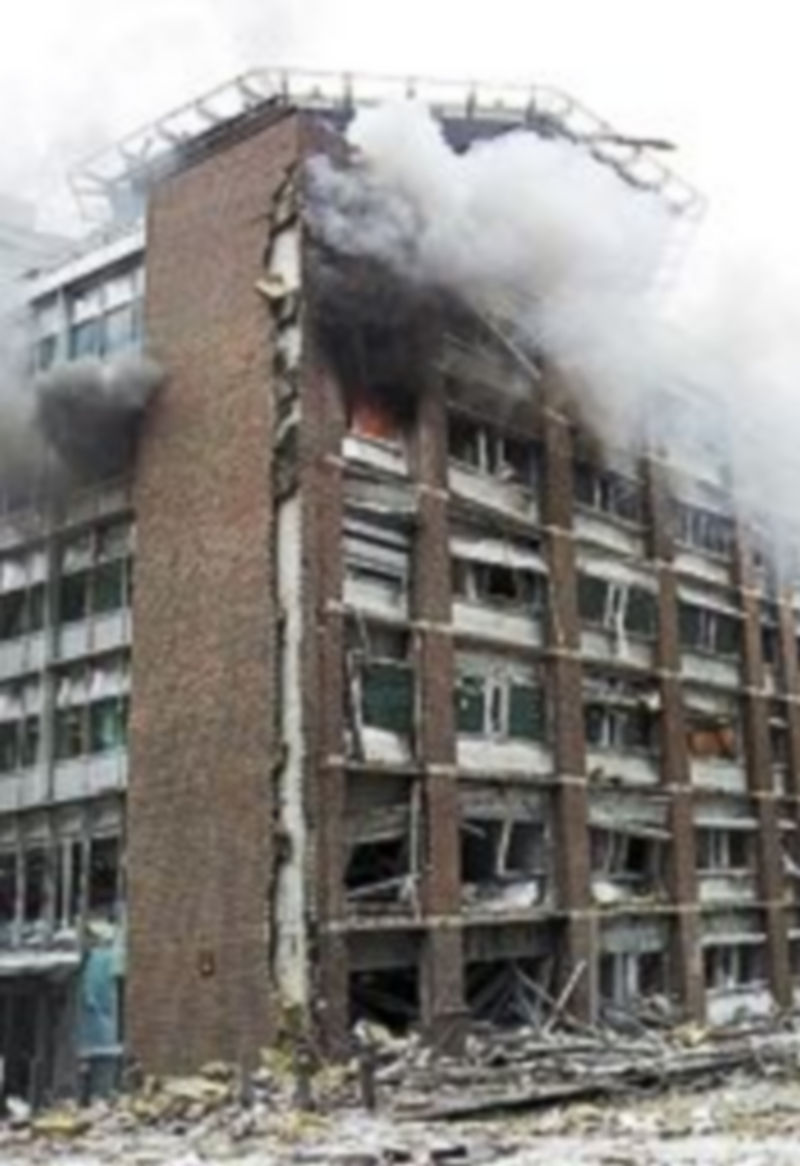 Efectivos del cuerpo de rescate atienden a los afectados por de la explosión de un coche bomba en el complejo gubernamental de Oslo. / Reuters