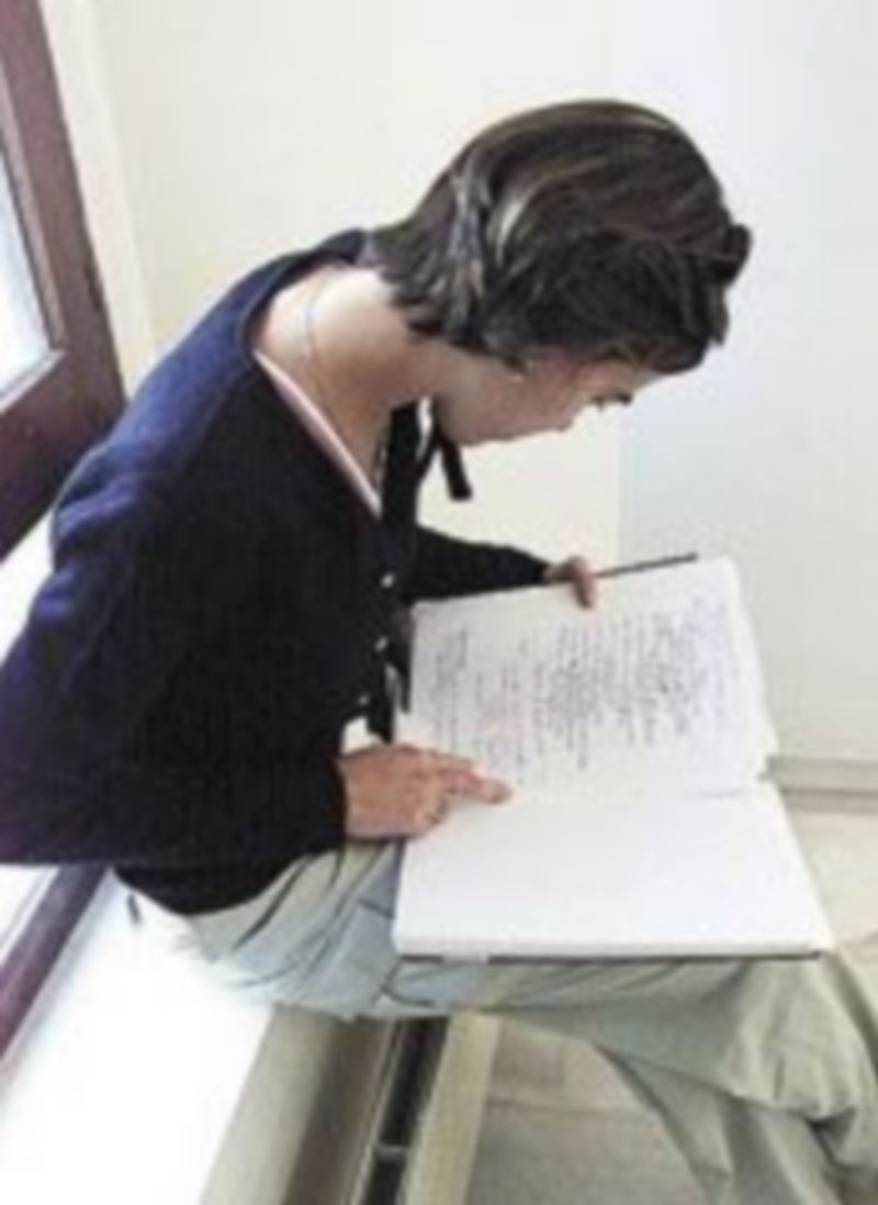 Una alumna prepara un examen.