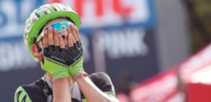 El ciclista italiano Davide Formolo celebra su victoria en La Spezia. / EFE