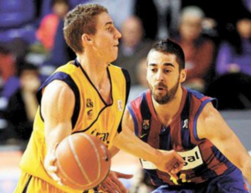 Navarro defiende la posesión de Carroll. /EFE