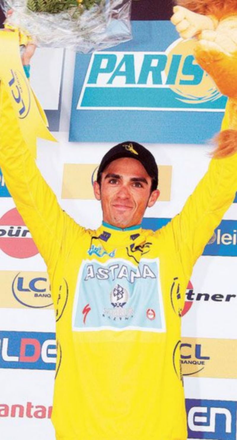 El de Pinto festeja su victoria en lo más alto del podio. / Efe
