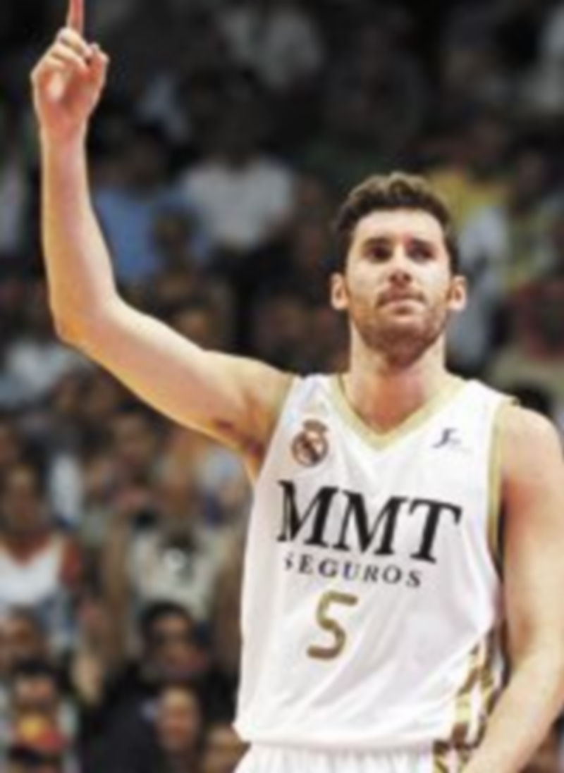 El escolta Rudy Fernández levanta el brazo con gesto triunfal. / Víctor Lerena (Efe)