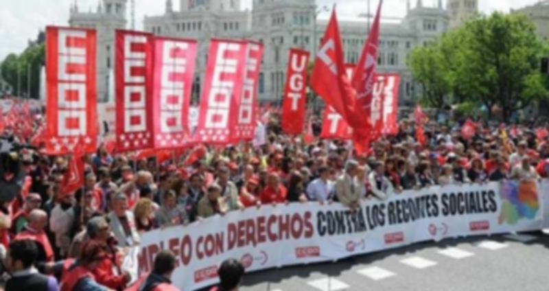 Miles de personas se manifestaron en Madrid en el acto principal convocado por los sindicatos CC.OO y UGT para celebrar el Día del Trabajo. / Efe