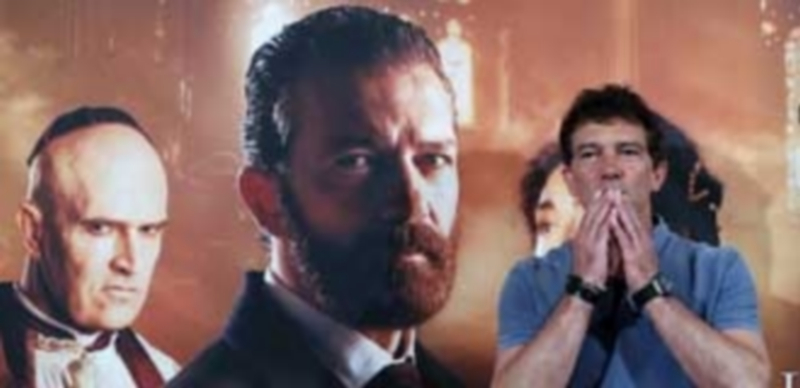 El actor malagueño Antonio Banderas posa delante del cartel durante la presentación oficial de ‘Altamira’. / Efe